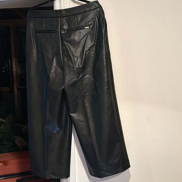 Black cropped wide leg faux leather pants with pockets. High waisted - Picture 5 of 6